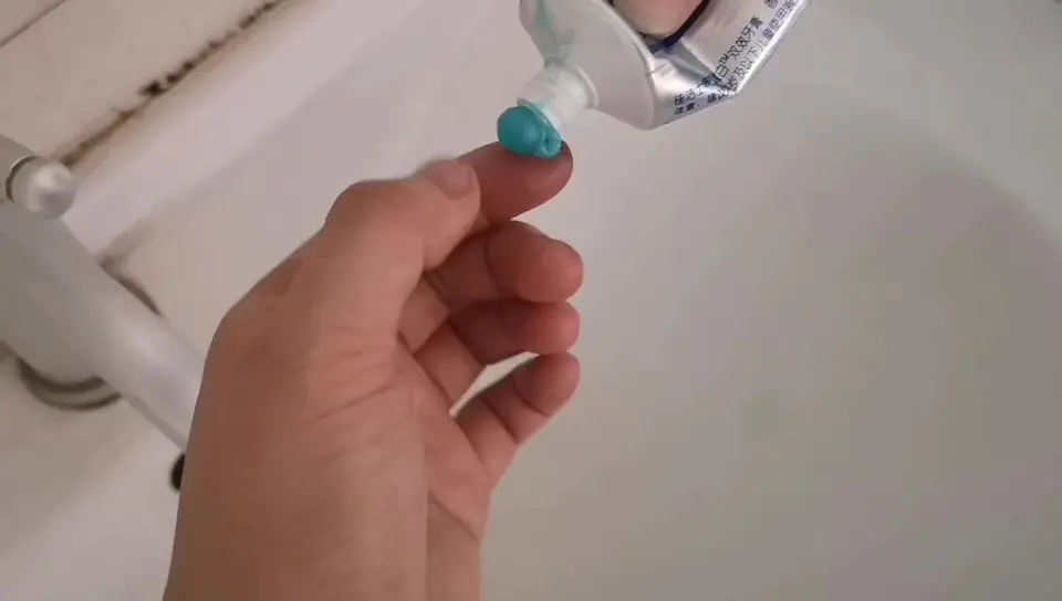 染发剂沾皮肤上难清洗，别急，教你几招，轻松洗净，厉害又实用