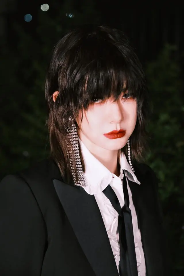 戚薇这个发型也太“摇滚”了，穿西装短款野性十足，一看就惹不起