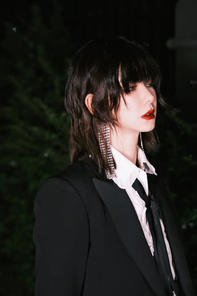 戚薇这个发型也太“摇滚”了，穿西装短款野性十足，一看就惹不起
