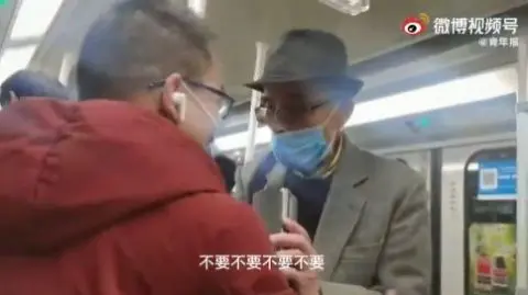 上海地铁一老人抢座强坐女乘客大腿，地铁公司回应