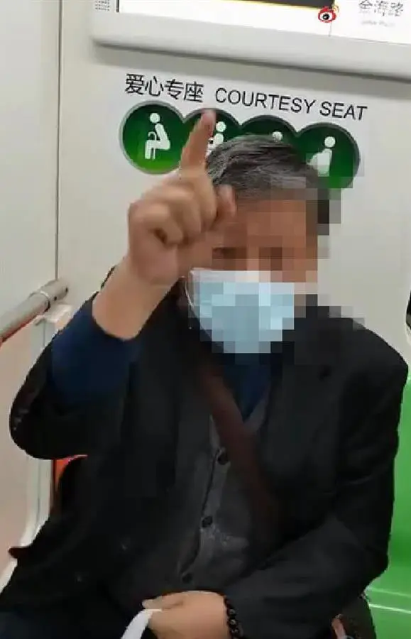 上海地铁一老人抢座强坐女乘客大腿，地铁公司回应