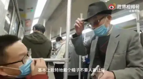 上海地铁一老人抢座强坐女乘客大腿，地铁公司回应
