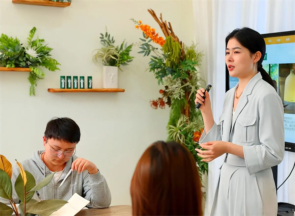 茶树精油怎么用(浅谈精油用在脸上有什么讲究)插图 茶树精油怎么用(浅谈精油用在脸上有什么讲究)插图