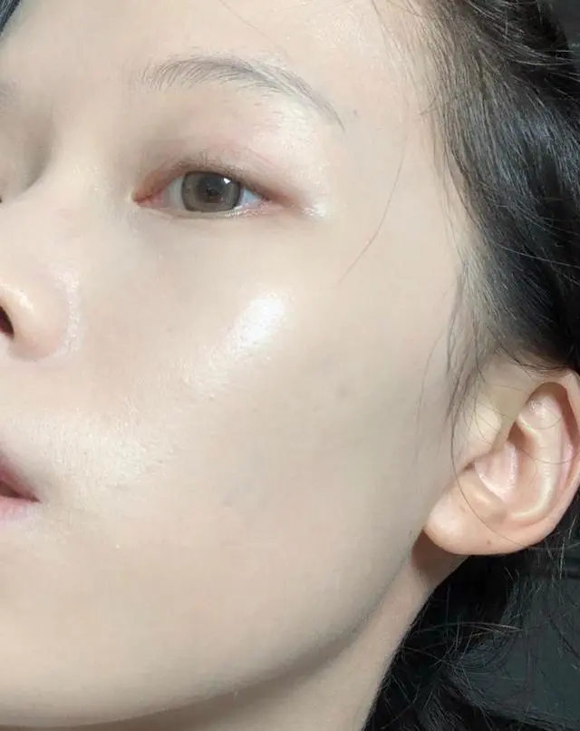 怎么用粉底液看着自然(分析学会这几个技巧妆容服帖又自然)插图3 怎么用粉底液看着自然(分析学会这几个技巧妆容服帖又自然)插图3