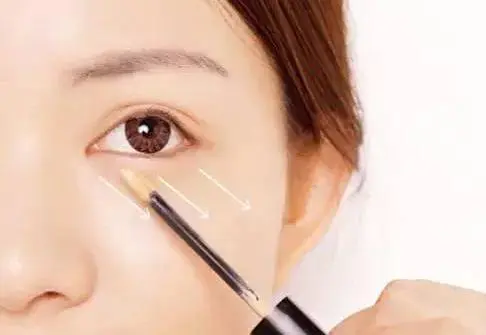 遮瑕膏怎么用具体步骤(讲解怎样遮瑕更有效)插图 遮瑕膏怎么用具体步骤(讲解怎样遮瑕更有效)插图