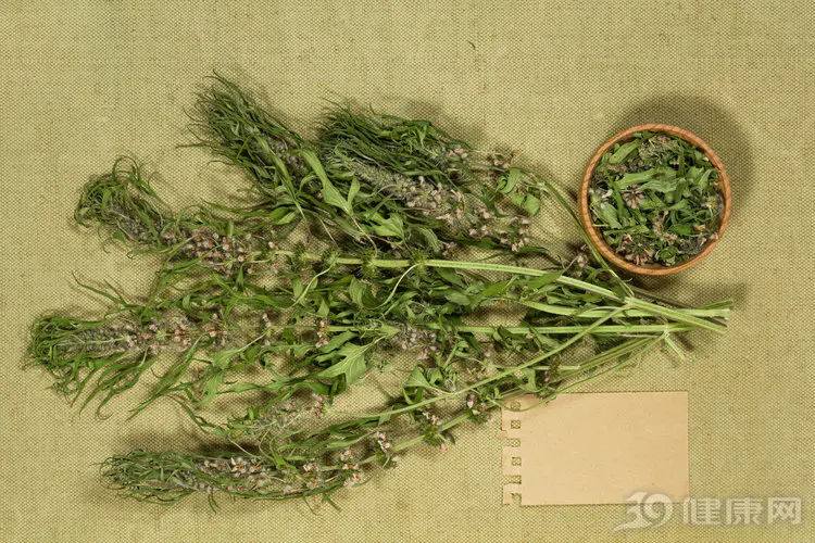 肚子里有蛔虫有什么症状(教你如何判断肚子里有蛔虫)插图1 肚子里有“蛔虫”的人,大多会有3种表现,快看家里人有没有